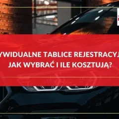 Indywidualne tablice rejestracyjne – pomysły na wybór i koszt. Logo Centrum Polis na tle luksusowego samochodu.