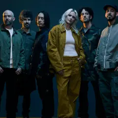 Sześciu członków zespołu, w tym wokalistka, pozuje do zdjęcia. Fani Linkin Park Polska z pewnością rozpoznają swoich idoli.
