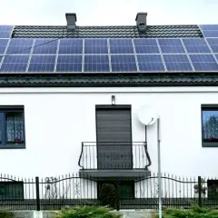 Fotowoltaika: Jak działa elektrownia słoneczna i oszczędza na prądzie?
