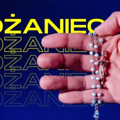 Dłoń trzyma błękitny różaniec. Tekst "RÓŻANIEC" powtarza się w tle. Poznaj sposoby odmawiania różańca.