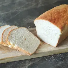 Domowy chleb tostowy, idealny na śniadanie. Pyszny przepis na miękki bochenek i kromki.
