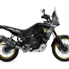 Czarny motocykl Yamaha Tenere 700 World Raid z detalami w kolorze złotym i szarym, gotowy na przygodę.