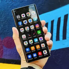 Smartfon z kolorowym tłem. Na ekranie widoczne ikony aplikacji, pomocne przy tworzeniu rankingu telefonów do 1500.