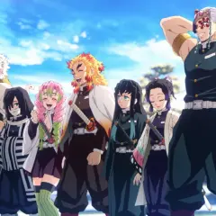 Grupa demon slayer postacie, w tym Gyomei, Sanemi, Muichiro, Mitsuri, Rengoku, Tengen, Shinobu i Giyu, stoją razem na tle błękitnego nieba.