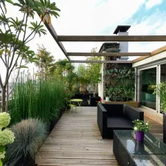 Arredare terrazzo 30 mq con mobili neri, piante verdi, un giardino verticale e un pergolato in legno.