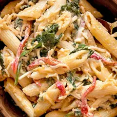 Penne z kremowym sosem, szpinakiem i papryką – idealna sałatka z makaronem na szybko.