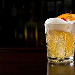 Ile procent ma drink z whisky? Poznaj moc popularnych koktajli