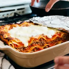 Lasagne maison dorée et gratinée, prête à être dégustée. Une recette lasagne qui fait saliver !