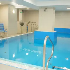 Basen w hotelu Hyrny w Zakopanem. Idealna oferta 50 plus dla seniorów szukających relaksu i aktywnego wypoczynku.