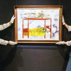 Frida Kahlo autoportret: śpiąca artystka na łóżku pod baldachimem, nad nią szkielet.