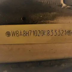 Wyryty numer VIN: WBA8H71020K833321. Ten unikalny identyfikator pojazdu jest kluczowy do jego rejestracji i ubezpieczenia.