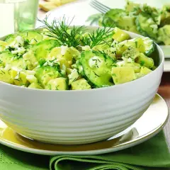 Ein cremiger italienischer Kartoffelsalat mit Avocado, Ei und frischen Kräutern, garniert mit Dill.