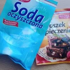 Opakowania sody oczyszczonej i proszku do pieczenia.