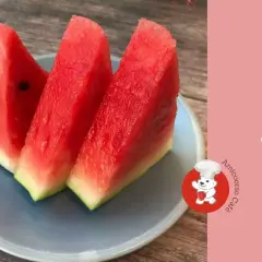 Fette di anguria succosa su un piatto blu. Sorprendentemente, le calorie dell'anguria sono basse, rendendola uno snack estivo perfetto.