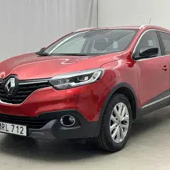 Röd Renault Kadjar, redo för ett Renault Kadjar test. Denna SUV har en modern design och är redo att möta vägarna.