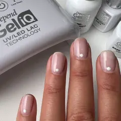 Depend GeliQ UV/LED lamp och naglar med minimalistisk orly nagellack-design.