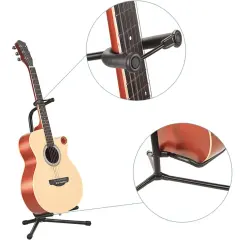 Akustyczna gitara oparta na stabilnym statywie na gitarę. Widoczne zbliżenia na mocowanie gryfu i podstawę.