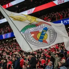 Flaga SL Benfica powiewa nad trybunami pełnymi kibiców. Fani z niecierpliwością czekają na kolejne benfica transfery, które wzmocnią drużynę.