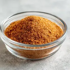 En skål med hemmagjord tacokrydda. Perfekt för ditt nästa tacorecept!