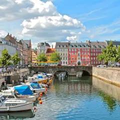 Bateaux amarrés dans un canal bordé de maisons colorées. Une idée de que faire à Copenhague : flâner le long de l'eau.