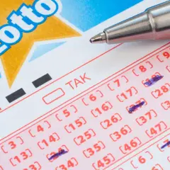Długopis zaznacza liczby na kuponie Lotto. Czy to będzie szczęśliwy los?