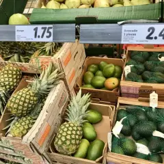 Ananasy, mango i awokado na sprzedaż. Ceny w restauracjach na Malcie mogą się różnić, ale tutaj widzimy ceny w sklepie.