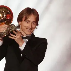 Luka Modrić z dumą prezentuje swoją Złotą Piłkę, symbol triumfu i niezapomnianego roku w karierze.