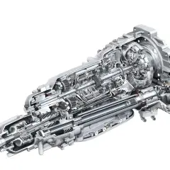 Przekładnia z mechanizmem różnicowym torsen, pokazująca skomplikowane koła zębate i wały napędowe.