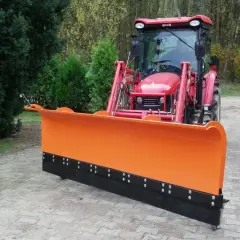 Czerwony traktor z zamontowanym pomarańczowym pługiem do odśnieżania, gotowy do pracy zimą.