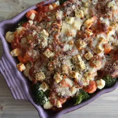 En härlig omelett i ugn med grönsaker och ost, redo att serveras.