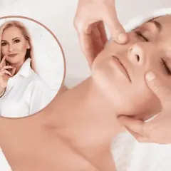 Kobieta cieszy się relaksującym masażem twarzy Kobido. W okręgu widać uśmiechniętą blondynkę.