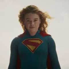 Supergirl, dans son costume emblématique, apparaît dans le dernier film DC, prête à affronter le ciel.