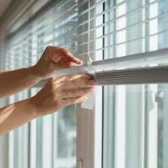 Skuteczne sposoby na to, czym przykleić rolety do okna
