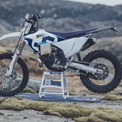 Motocykl Husqvarna 125r na kamienistym, górskim tle. Gotowy na przygodę.