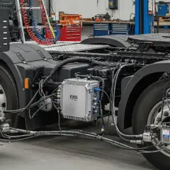 System EBS (Electronic Braking System) w ciężarówce. Monitor pokazuje schemat hamulców, a na ramie widoczny jest moduł sterujący.