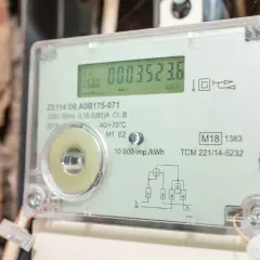 Cyfrowy licznik energii elektrycznej z wyświetlaczem pokazującym zużycie w kWh.
