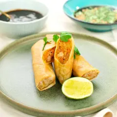 Krispiga vårrullar med räkfyllning, serverade med lime och dippsåser. Ett perfekt vårrullar recept för hemmakockar.
