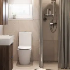 Modernes Bad gestalten: WC, Waschbecken mit Holzunterschrank, Dusche mit Vorhang und Handtuchwärmer.