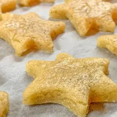 Gwiazdkowe domowe herbatniki, lekko przypieczone, czekają na pieczenie.