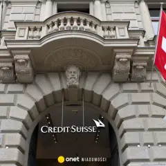Dwa szwajcarskie flagi powiewają przed wejściem do banku Credit Suisse.