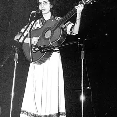 Eleni śpiewa, grając na gitarze. Jej piosenki, ułożone alfabetycznie, brzmią jak magia.