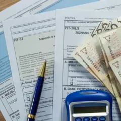 Formularze PIT-38, PIT-37, PIT-36LS, długopis, kalkulator i banknoty 200 zł. Rozliczenie podatkowe w **pit 8** roku.