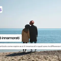 Coppia sulla spiaggia, esplorando i sintomi innamoramento maschile e le differenze tra amore e affetto.