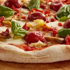 Pyszna pizza 4 sery z pomidorkami, bazylią i suszonymi pomidorami. Idealna na szybki posiłek, choć warto sprawdzić pizza 4 sery kcal.