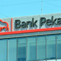 Logo Bank Pekao na budynku. Zastanawiasz się nad pekao zamknięcie konta?
