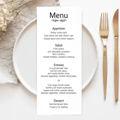 Un menu élégant présente des plats comme des risottos aux crevettes et un filet de bœuf grillé. Parfait pour rédiger un menu de mariage.