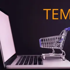 Laptop z małym wózkiem sklepowym na klawiaturze i napisem TEMU. Szybki zwrot pieniędzy po zakupach online.