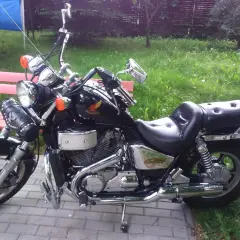 Czarny motocykl Honda Shadow 750 Custom, z chromowanymi elementami, gotowy do jazdy. Dane techniczne tego modelu są imponujące.