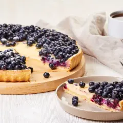 Tarta z owocami i budyniem Ani. Pyszna, domowa tarta z jagodami i kremowym budyniem, posypana cukrem pudrem. Idealna na deser.