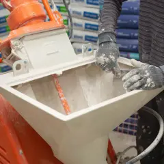 Robot tynkarski przygotowuje masę. Zastanawiasz się, ile za metr tynkowania?